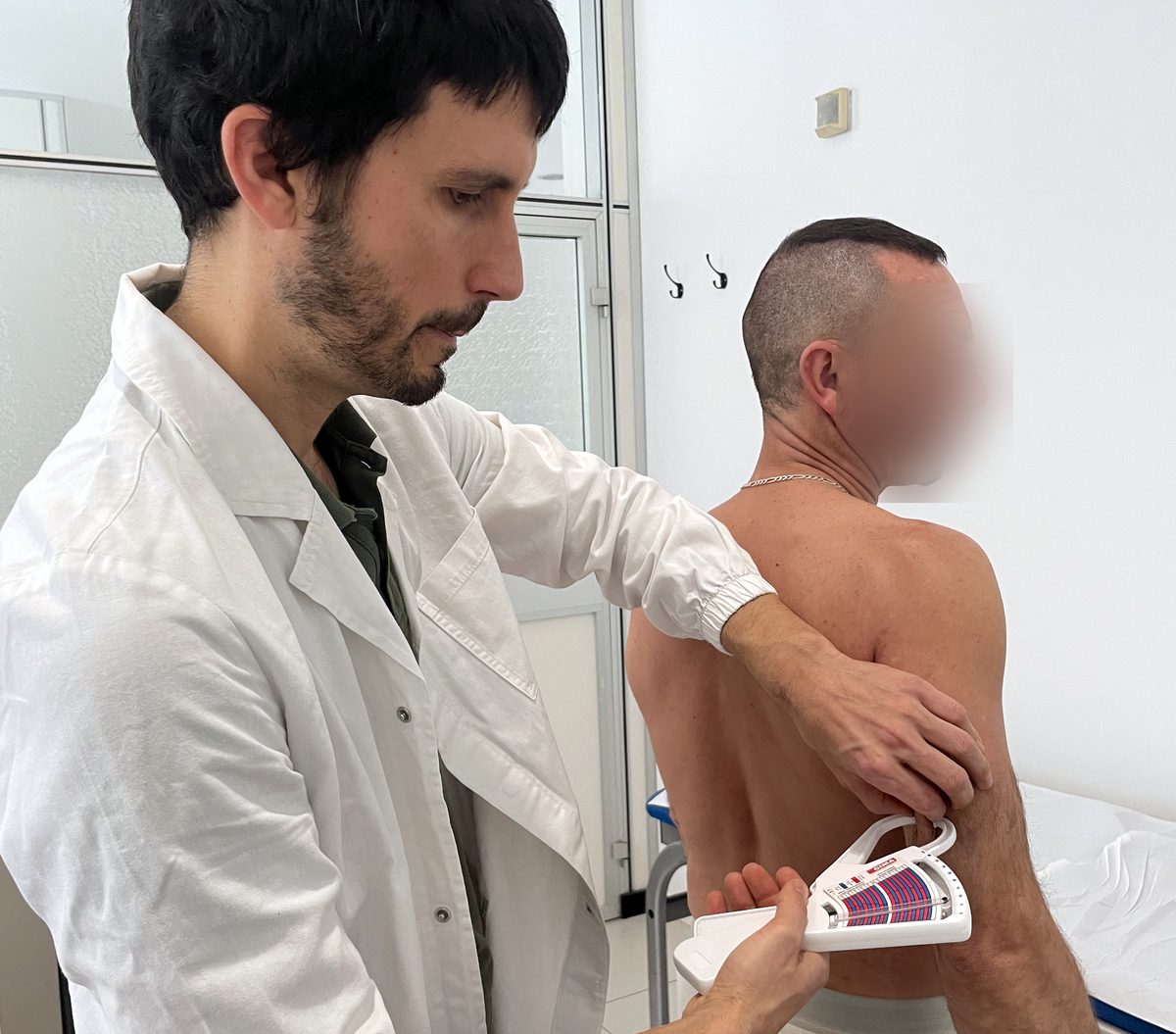 Il dottor Locatelli misura le pliche cutanee con il plicometro